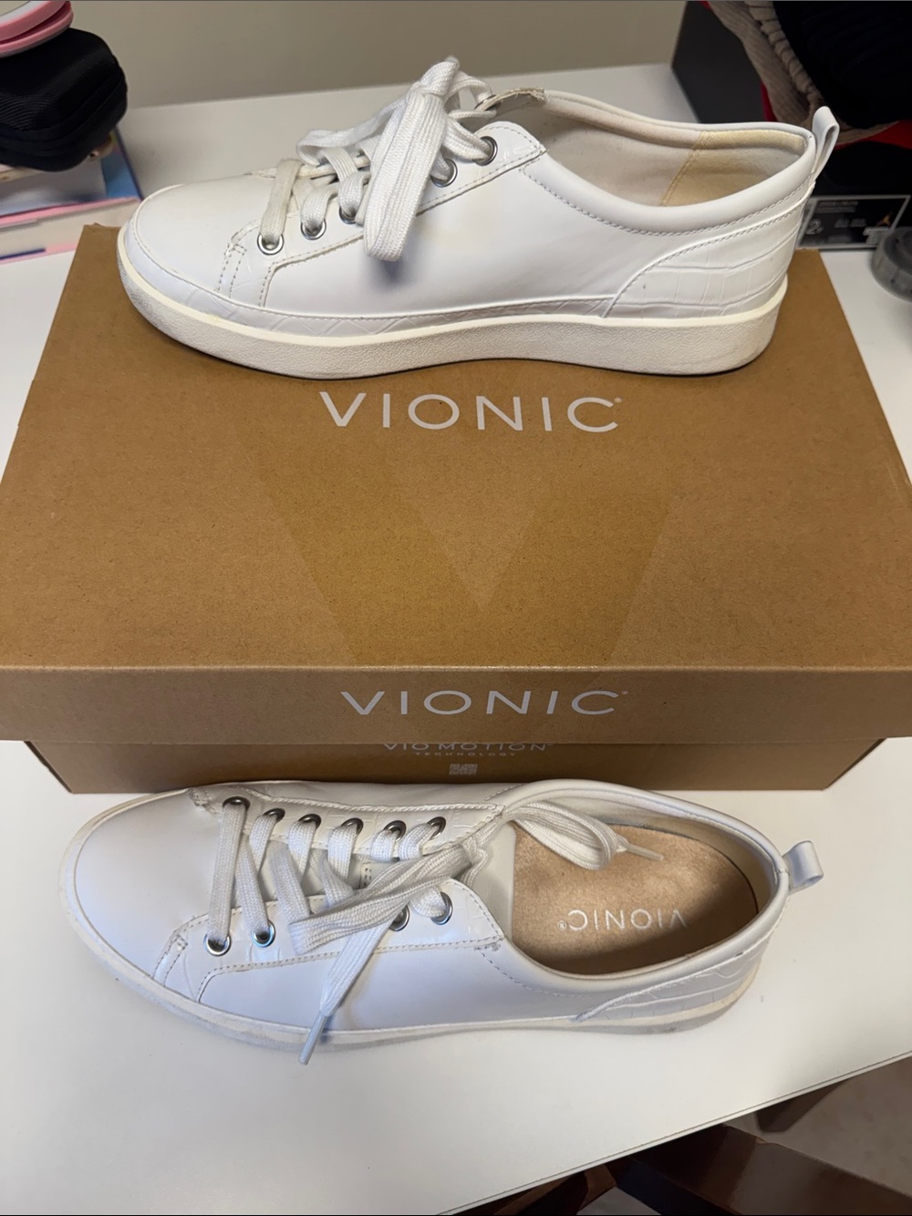 Vionic White Leather Low-Top Lace-Up Sneakers